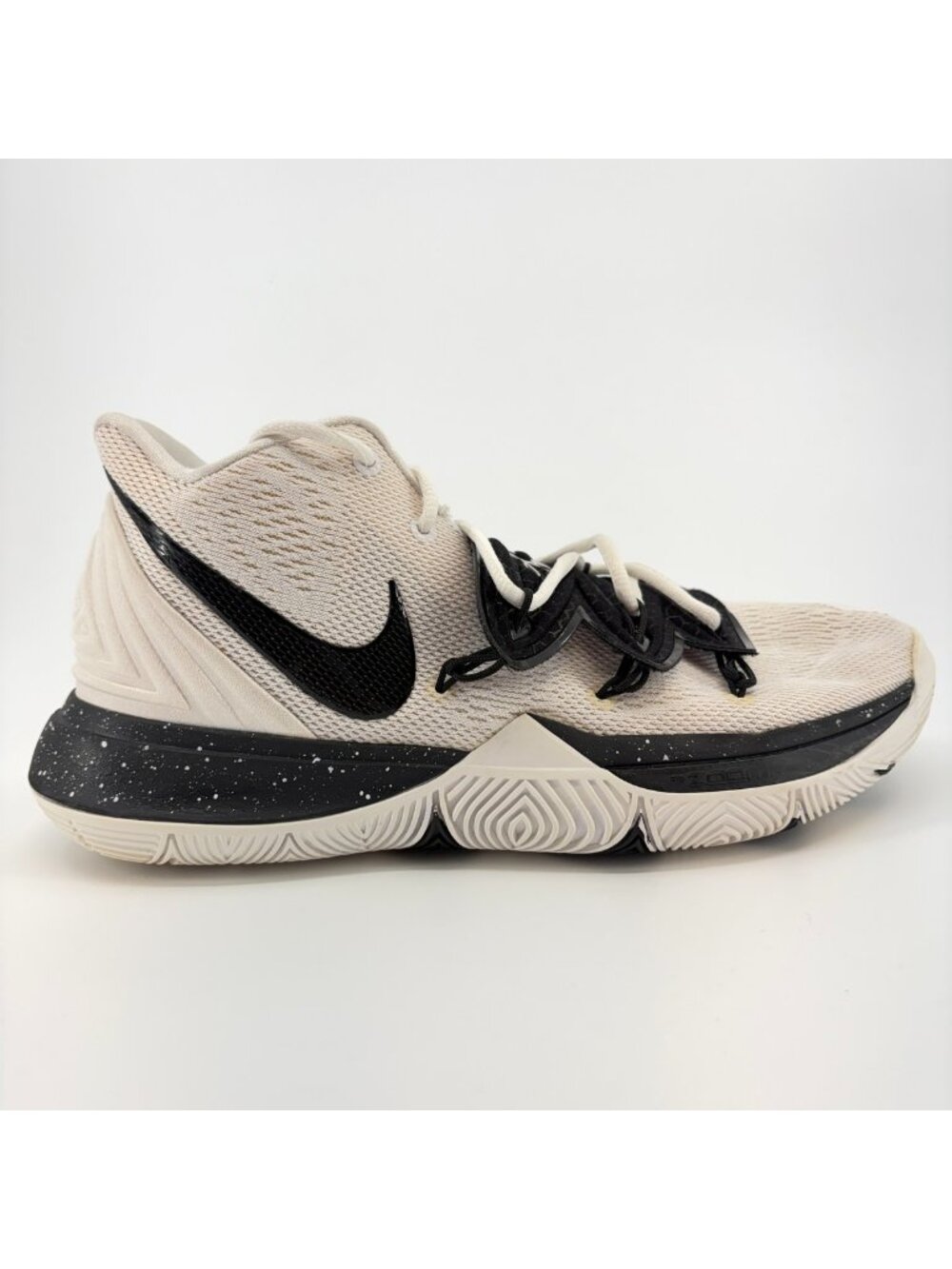 Nike Kyrie 5 TB Mens Size 9.5 White Black Athletic Basketball Shoes Sneakers